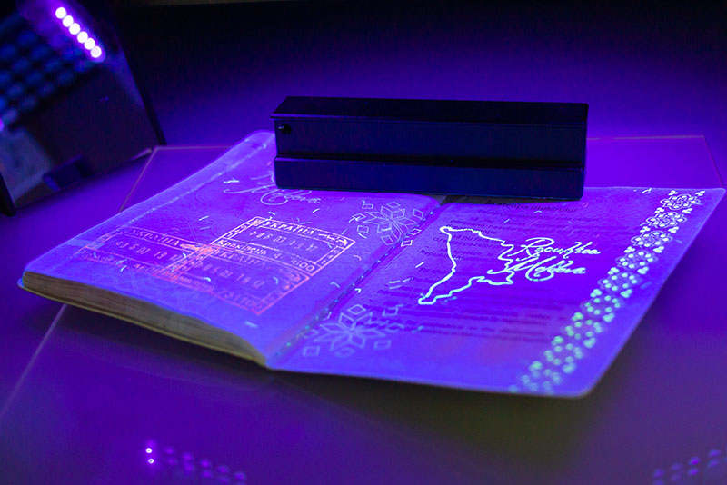 document under blacklight